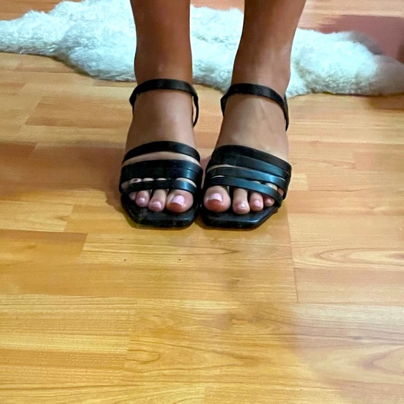Size 8 Black Strappy Square Open Toe Low Heeled Sandal - Picture 6 of 9